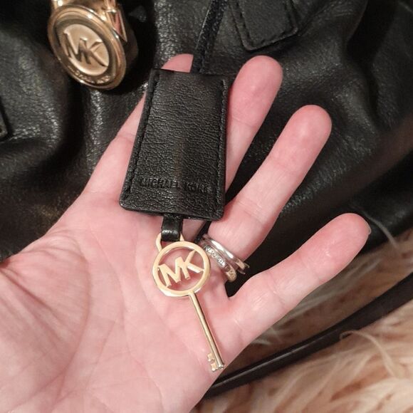 AUTHENTIC MICHAEL KORS BLACK LEATHER GOLD HARDWARE LOCK & KEY CHAIN SATCHEL BAG - Picture 5 of 17